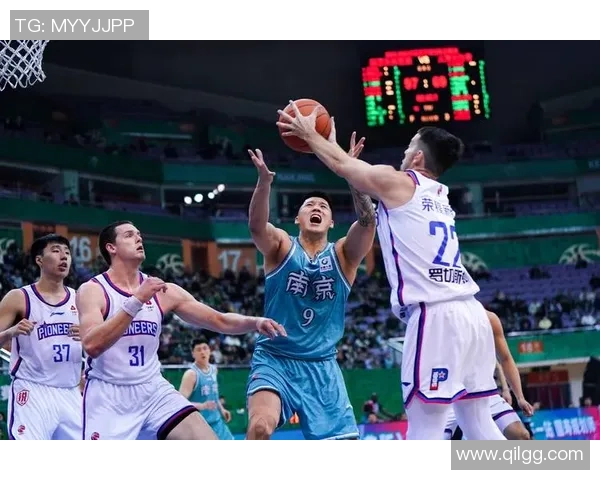 南京篮球队在城市联赛中以69分稳居积分榜首位展现强劲实力